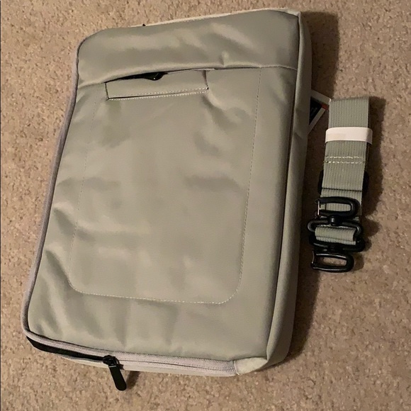 BNWT Universal Messenger Bag 15” laptop
